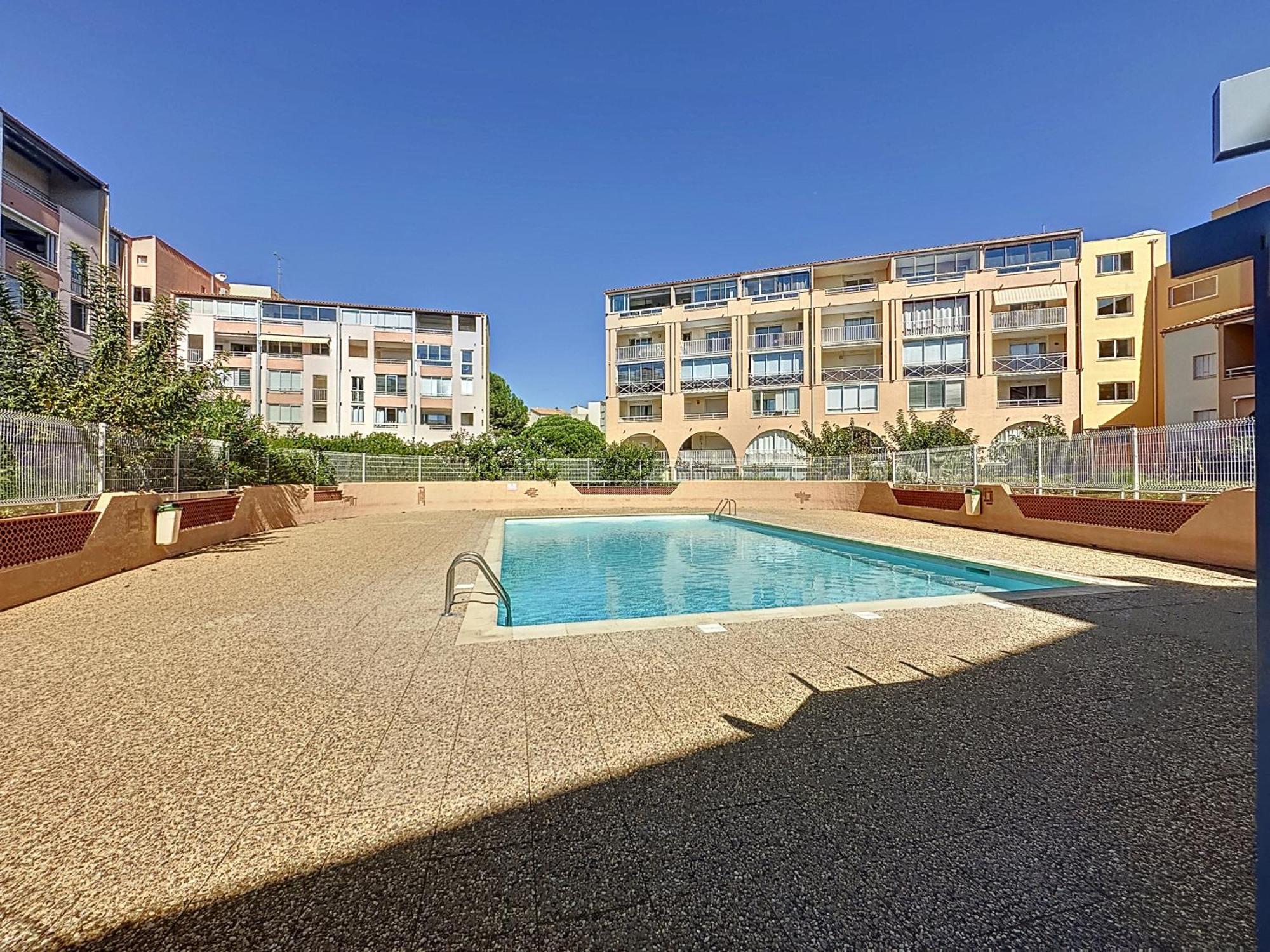 Apartment T1 Familial Avec Terrasse, Piscine, A 6 Min A Pied Et Aqualand A 2 Min Agde